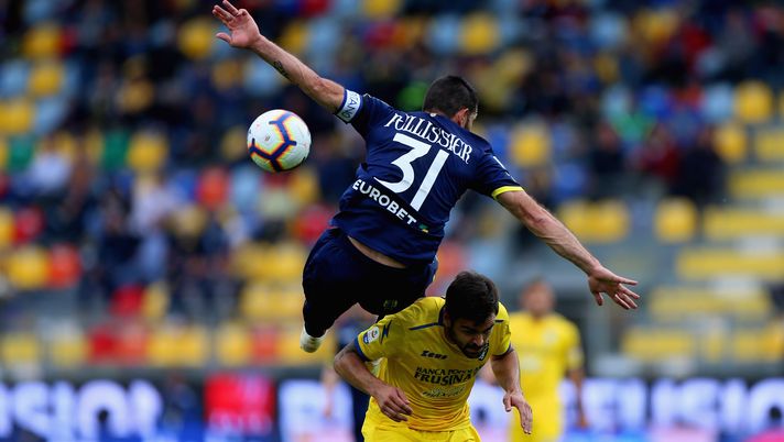 FROSINONE, ITALY - MAY 25: Sergio Pellissier of Chievo Verona competes for the ball with Nicolo' Brighenti of Frosinone Calcio during the Serie A match between Frosinone Calcio and Chievo Verona at Stadio Benito Stirpe on May 25, 2019 in Frosinone, Italy. (Photo by Paolo Bruno/Getty Images) FROSINONE, ITALY - MAY 25: Sergio Pellissier of Chievo Verona competes for the ball with Nicolo' Brighenti of Frosinone Calcio during the Serie A match between Frosinone Calcio and Chievo Verona at Stadio Benito Stirpe on May 25, 2019 in Frosinone, Italy. (Photo by Paolo Bruno/Getty Images)