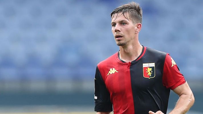 GENOA, ITALY - SEPTEMBER 20: Miha Zajc of Genoa CFC looks on during the Serie A match between Genoa CFC and FC Crotone at Stadio Luigi Ferraris on September 20, 2020 in Genoa, Italy. (Photo by Gabriele Maltinti/Getty Images) Genoa, le prove di formazione: Criscito, Ghiglione, Zajc e c’è Destro in pole - immagine 1