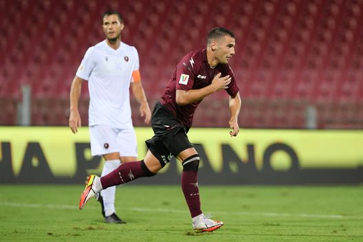 SALERNO, ITALY - AUGUST 14: Federico Bonazzoli of US Salernitana celebrates after scoring the 2-0 goal during the Coppa Italia match between US Salernitana and Reggina Calcio at Stadio Arechi on August 14, 2021 in Salerno, Italy. (Photo by Francesco Pecoraro/Getty Images) SALERNO, ITALY - AUGUST 14: Federico Bonazzoli of US Salernitana celebrates after scoring the 2-0 goal during the Coppa Italia match between US Salernitana and Reggina Calcio at Stadio Arechi on August 14, 2021 in Salerno, Italy. (Photo by Francesco Pecoraro/Getty Images)