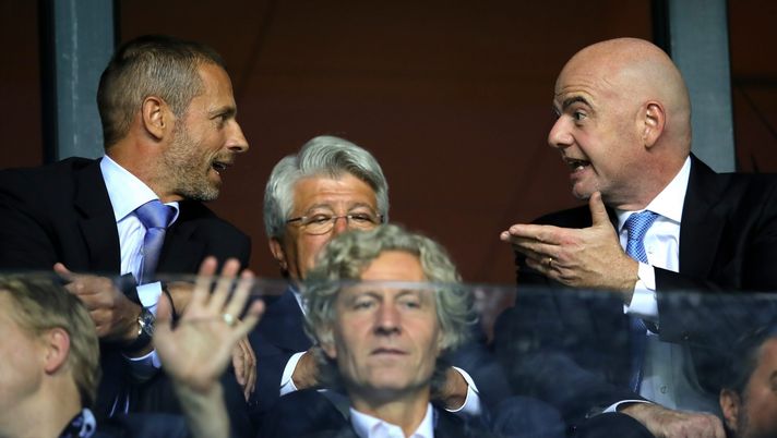 TALLINN, ESTONIA - AUGUST 15: FIFA President, Gianni Infantino in conversation with UEFA President Aleksander Ceferin during the UEFA Super Cup between Real Madrid and Atletico Madrid at Lillekula Stadium on August 15, 2018 in Tallinn, Estonia. (Photo by Alexander Hassenstein/Getty Images) 2022 ed è subito Uefa contro Fifa: il punto su Mondiale biennale e Superlega - immagine 1