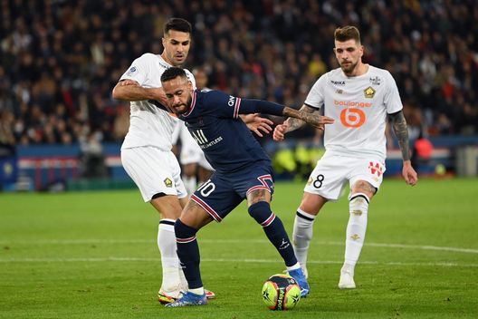 PARIS, FRANCE - OCTOBER 29: Neymar of Paris Saint-Germain takes on Zeki Celik of Lille and Xeka of Lille during the Ligue 1 Uber Eats match between Paris Saint Germain and Lille OSC at Parc des Princes on October 29, 2021 in Paris, France. (Photo by Justin Setterfield/Getty Images) Dalla Turchia: Fiorentina prepara l’offerta per Celik. I dettagli- immagine 2
