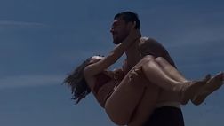 VIDEO / Tuffo in mare e romanticismo per Ignazio Moser e la sua Cecilia