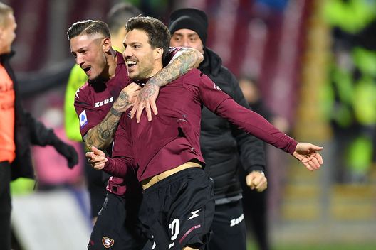 SALERNO, ITALY - FEBRUARY 07: Simone Verdi of US Salernitana celebrates after scoring the 1-0 goal during the Serie A match between US Salernitana and Spezia Calcio at Stadio Arechi on February 07, 2022 in Salerno, Italy. (Photo by Francesco Pecoraro/Getty Images) Verdi da record… quasi come Mihajlovic - immagine 1