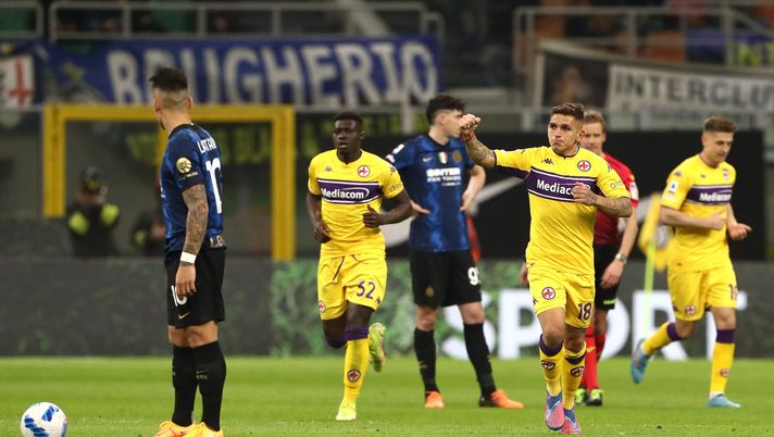 MILAN, ITALY - MARCH 19: Lucas Torreira of Fiorentina celebrates after scoring their team's first goal during the Serie A match between FC Internazionale and ACF Fiorentina at Stadio Giuseppe Meazza on March 19, 2022 in Milan, Italy. (Photo by Marco Luzzani/Getty Images) Torreira guerriero: si stacca un dente in campo e continua a giocare - immagine 1