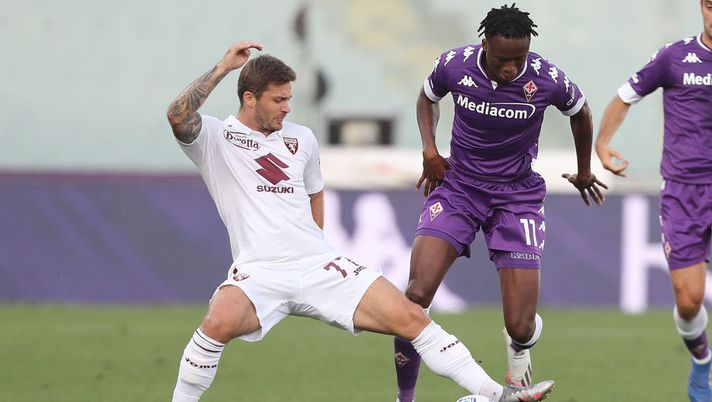 FLORENCE, ITALY - SEPTEMBER 19: Christian Kouame of ACF Fiorentina battles for the ball with Karol Linetty of Torino FC during the Serie A match between ACF Fiorentina and Torino FC at Stadio Artemio Franchi on September 19, 2020 in Florence, Italy.  (Photo by Gabriele Maltinti/Getty Images) 