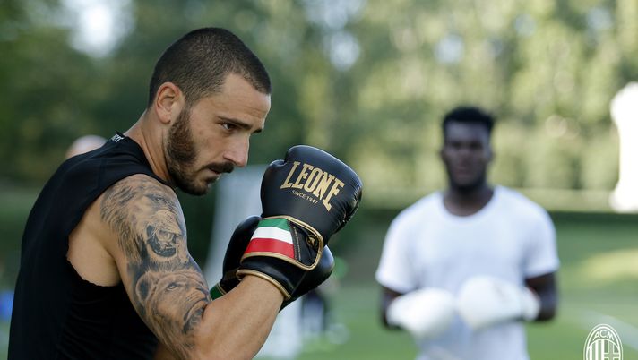 Leonardo Bonucci durante un allenamento particolare (acmilan.com) Leonardo Bonucci durante un allenamento particolare (acmilan.com)
