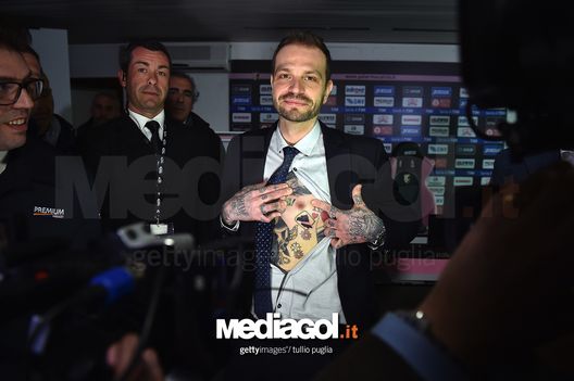 7 marzo 2017: Paul Baccaglini mostra nella conferenza stampa di presentazione il tatuaggio fatto nella notte da Le Iene, è lo scudetto del Palermo 7 marzo 2017: Paul Baccaglini mostra nella conferenza stampa di presentazione il tatuaggio fatto nella notte da Le Iene, è lo scudetto del Palermo