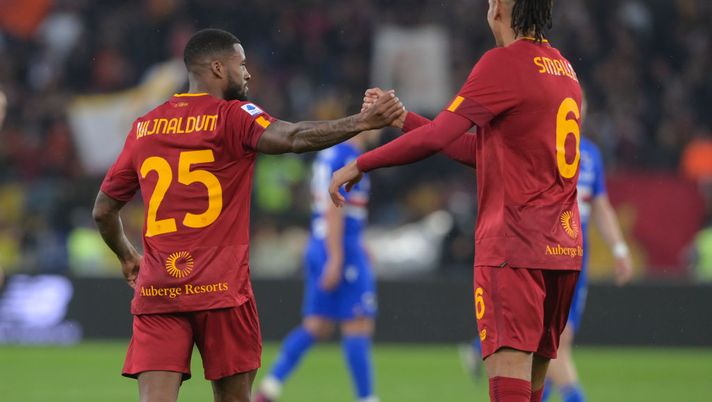 ROME, ITALY - APRIL 02: AS Roma player Georginio Wijnaldum celebrates after scoring the first goal for his team during the Serie A match between AS Roma and UC Sampdoria at Stadio Olimpico on April 02, 2023 in Rome, Italy. (Photo by Fabio Rossi/AS Roma via Getty Images) Wijnaldum, una rete per la conferma: “L’amore dei tifosi mi rende felice” - immagine 1