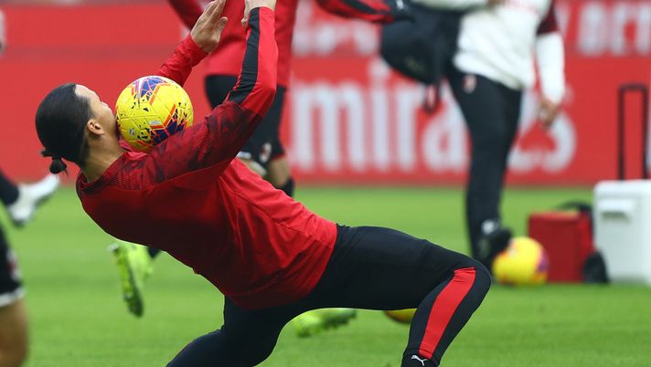MILAN, ITALY - JANUARY 06: Zlatan Ibrahimovic of AC Milan controls the ball during the warm up before the Serie A match between AC Milan and UC Sampdoria at Stadio Giuseppe Meazza on January 6, 2020 in Milan, Italy. (Photo by Marco Luzzani/Getty Images) MILAN, ITALY - JANUARY 06: Zlatan Ibrahimovic of AC Milan controls the ball during the warm up before the Serie A match between AC Milan and UC Sampdoria at Stadio Giuseppe Meazza on January 6, 2020 in Milan, Italy. (Photo by Marco Luzzani/Getty Images)