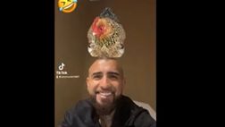 VIDEO/ Vidal con una gallina in testa: “Pronto per domani!”
