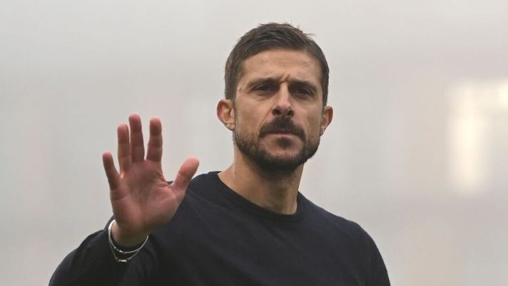 REGGIO NELL'EMILIA, ITALY - NOVEMBER 21: Alessio Dionisi head coach of US Sassuolo greets his fans during the Serie A match between US Sassuolo and Cagliari Calcio at Mapei Stadium - Citta' del Tricolore on November 21, 2021 in Reggio nell'Emilia, Italy. (Photo by Alessandro Sabattini/Getty Images) Dionisi: “Ecco perché Scamacca non gioca in amichevole! Erlic out e su Alvarez…” - immagine 1