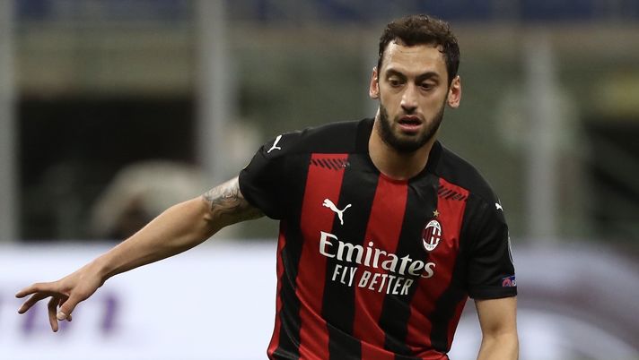 Hakan Calhanoglu (centrocampista AC Milan), qui durante Milan-Manchester United 0-1 (Serie A 2020-2021) | News (Getty Images) 