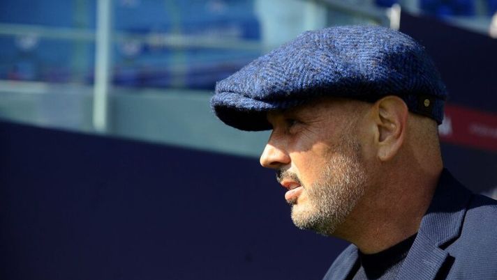 BOLOGNA, ITALY - OCTOBER 18: Sinisa Mihajlovic head coach of Bologna FC looks on prior the beginning of the Serie A match between Bologna FC and US Sassuolo at Stadio Renato Dall'Ara on October 18, 2020 in Bologna, Italy. (Photo by Mario Carlini / Iguana Press/Getty Images) Bologna, un attaccante flop e uno promosso aspettando Arnautovic. E il modulo… - immagine 1