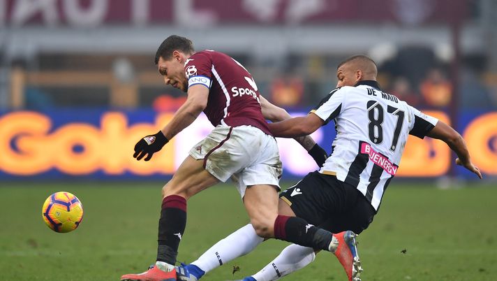 Contrasto di gioco tra Udinese e Torino Contrasto di gioco tra Udinese e Torino
