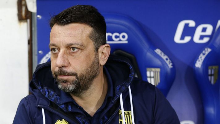 PARMA, ITALY - FEBRUARY 07: Roberto D'Aversa, manager of PArma Calcio looks on during the Serie A match between Parma Calcio  and Bologna FC at Stadio Ennio Tardini on February 7, 2021 in Parma, Italy.  (Photo by Gabriele Maltinti/Getty Images) 