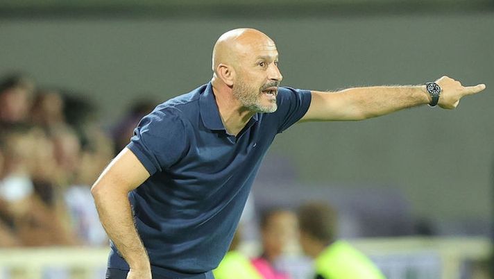 FLORENCE, ITALY - AUGUST 28: Vincenzo Italiano manager of ACF Fiorentina gestures during the Serie A match between ACF Fiorentina and SSC Napoli at Stadio Artemio Franchi on August 28, 2022 in Florence, Italy. (Photo by Gabriele Maltinti/Getty Images) Italiano: “Come sta Gonzalez! Ora Barak è al 5%, Dodo, Igor e quando si sbloccherà Jovic…” - immagine 1
