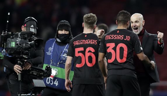 Alexis Saelemaekers e Junior Messias (giocatori AC Milan) con il tecnico Stefano Pioli dopo Atlético Madrid-Milan 0-1 (Champions League 2021-2022) | News (Getty Images) Saelemaekers Messias Pioli AC Milan