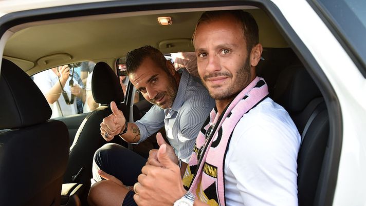 28 agosto 2015: Sorrentino mantiene la promessa. Va ad accogliere all'aeroporto Alberto Gilardino, nuovo bomber del Palermo 