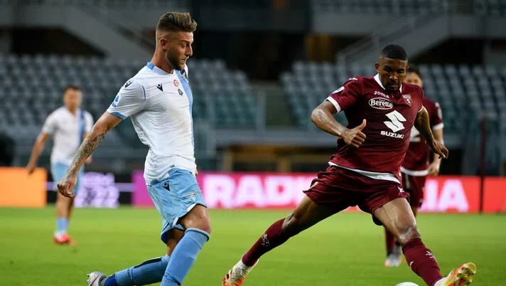TURIN, ITALY - JUNE 30: Sergej Milinkovic Savic of SS Lazio compete for the ball with Gleison Bremer of Torino FC during the Serie A match between Torino FC and  SS Lazio at Stadio Olimpico di Torino on June 30, 2020 in Turin, Italy. (Photo by Marco Rosi - SS Lazio/Getty Images)
