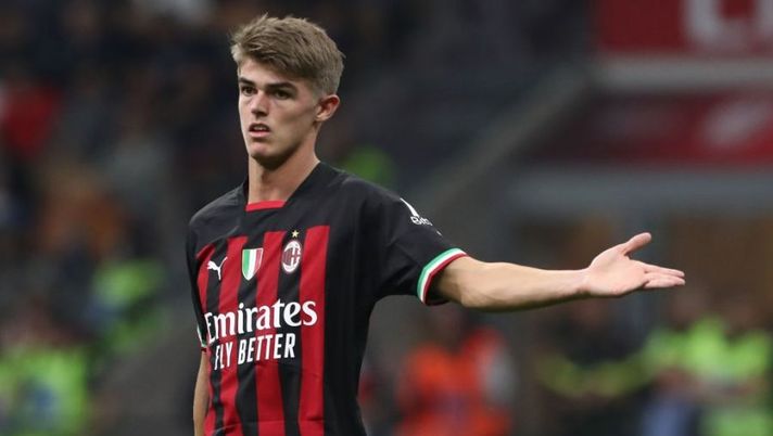 MILAN, ITALY - OCTOBER 08: Charles De Ketelaere of AC Milan gestures during the Serie A match between AC Milan and Juventus at Stadio Giuseppe Meazza on October 08, 2022 in Milan, Italy. (Photo by Marco Luzzani/Getty Images) De Ketelaere: “Devo migliorare, ho degli step da fare! Milan, sono felice della scelta ma…” - immagine 1