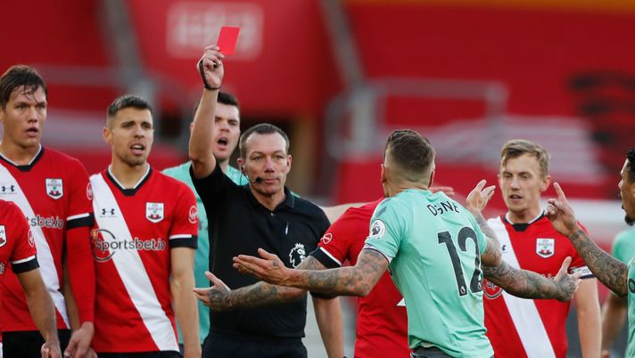 SOUTHAMPTON, ENGLAND - OCTOBER 25: Lucas Digne of Everton is shown a red card by referee Kevin Friend after fouling Kyle Walker-Peters of Southampton during the Premier League match between Southampton and Everton at St Mary's Stadium on October 25, 2020 in Southampton, England. Sporting stadiums around the UK remain under strict restrictions due to the Coronavirus Pandemic as Government social distancing laws prohibit fans inside venues resulting in games being played behind closed doors. (Photo by Frank Augstein - Pool/Getty Images) SOUTHAMPTON, ENGLAND - OCTOBER 25: Lucas Digne of Everton is shown a red card by referee Kevin Friend after fouling Kyle Walker-Peters of Southampton during the Premier League match between Southampton and Everton at St Mary's Stadium on October 25, 2020 in Southampton, England. Sporting stadiums around the UK remain under strict restrictions due to the Coronavirus Pandemic as Government social distancing laws prohibit fans inside venues resulting in games being played behind closed doors. (Photo by Frank Augstein - Pool/Getty Images)