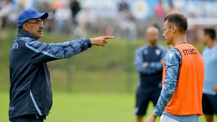 AURONZO DI CADORE, ITALY - JULY 16: SS Lazio head coach Maurizio Sarri and Stefan Radu of SS Lazio player during the training session on July 16, 2021 in Auronzo di Cadore, Italy. (Photo by Marco Rosi - SS Lazio/Getty Images) Lazio-Inter, Sarri ha ancora due dubbi: vediamo ruolo per ruolo- immagine 1