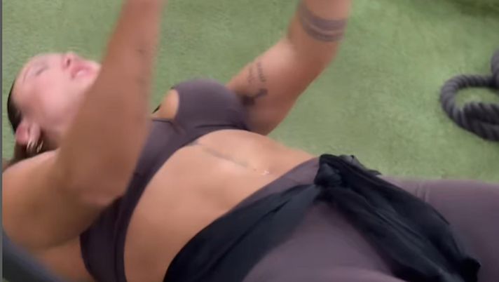 Sonia Isaza si concentra sugli addominali: allenamento di fuoco per lady Vidal - immagine 1