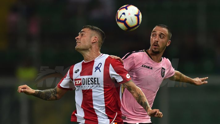 PALERMO, ITALY - AUGUST 05: Gianluca Laurenti (L) of Vicenza and Antonio Mazzotta of Palermo compete for a header during the TIM Cup match between US Citta' di Palermo and Vicenza Calcio at Stadio Renzo Barbera on August 5, 2018 in Palermo, Italy.  (Photo by Tullio M. Puglia/Getty Images) 