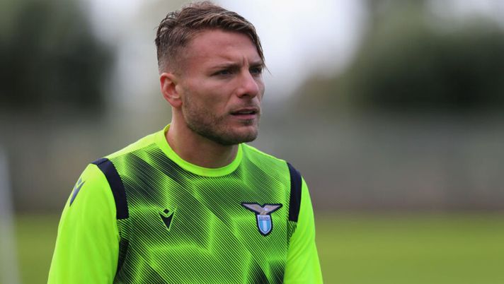 ROME, ITALY - OCTOBER 16: Ciro Immobile of SS Lazio looks on during the training session at Formello sport centre on October 16, 2020 in Rome, Italy. (Photo by Paolo Bruno/Getty Images) Lazio, la Gazzetta: “Scelta fatta su Immobile! La coppia che sfiderà la Samp è decisa” - immagine 1