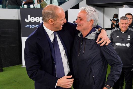 TURIN, ITALY - OCTOBER 17: Massimiliano Allegri and Josè Mourinho prior the Serie A match between Juventus and AS Roma at on October 17, 2021 in Turin, Italy. (Photo by Fabio Rossi/AS Roma via Getty Images) Dybala apre e chiude il “cortomuso”: Allegri veniva da cinque 1-0 consecutivi contro la Roma - immagine 1