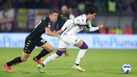 VENICE, ITALY - OCTOBER 18: Micheal Svoboda of Venezia competes for the ball with Dusan Vlahovic of Fiorentina during the Serie A match between Venezia FC and ACF Fiorentina at Stadio Pier Luigi Penzo on October 18, 2021 in Venice, Italy. (Photo by Maurizio Lagana/Getty Images) VENICE, ITALY - OCTOBER 18: Micheal Svoboda of Venezia competes for the ball with Dusan Vlahovic of Fiorentina during the Serie A match between Venezia FC and ACF Fiorentina at Stadio Pier Luigi Penzo on October 18, 2021 in Venice, Italy. (Photo by Maurizio Lagana/Getty Images)