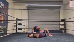 VIDEO / Ric Flair spiazza tutti: salti mortali sul ring a 73 anni
