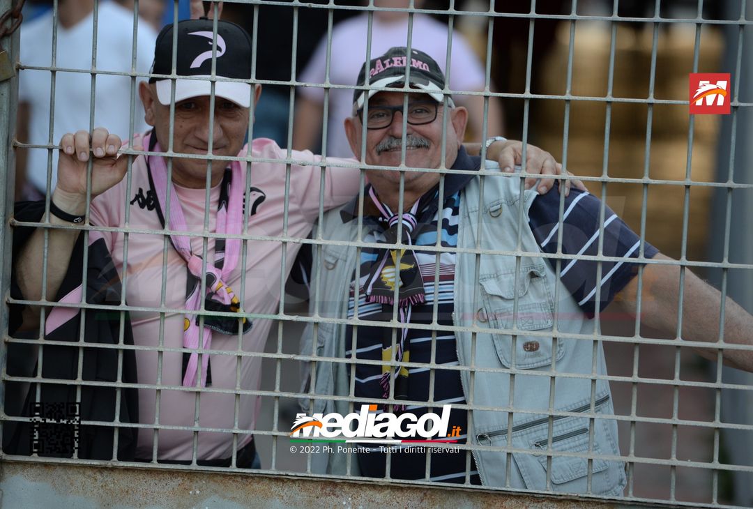 Fototifo, i tifosi allo stadio per Palermo-Feralpisaló 1-0 (gallery) - immagine 143