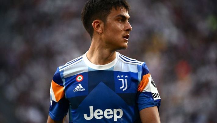 Juventus' Argentine forward Paulo Dybala reacts during the Italian Serie A football match between Juventus and Bologna on April 16, 2022 at the Juventus stadium in Turin. (Photo by MARCO BERTORELLO / AFP) (Photo by MARCO BERTORELLO/AFP via Getty Images) Affare Dybala, Gazzetta: “Così le vere cifre dello stipendio per un triennale con l’Inter” - immagine 1