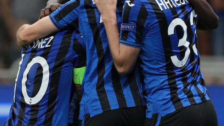 MILAN, ITALY - OCTOBER 01:  Duvan Zapata of Atalanta BC celebrates with his team-mates after scoring the opening goal during the UEFA Champions League group C match between Atalanta and Shakhtar Donetsk at Stadio Giuseppe Meazza on October 1, 2019 in Milan, Italy.  (Photo by Emilio Andreoli/Getty Images) 