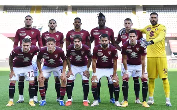  TURIN, ITALY - NOVEMBER 08: Team of Torino FC line up during the Serie A match between Torino FC and FC Crotone at Stadio Olimpico di Torino on November 8, 2020 in Turin, Italy. (Photo by Valerio Pennicino/Getty Images)
