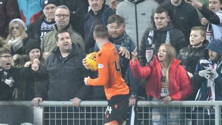 Il gestaccio nel derby di Dundee: una tifosa Dundee FC verso Paul Watson Il gestaccio nel derby di Dundee: una tifosa Dundee FC verso Paul Watson