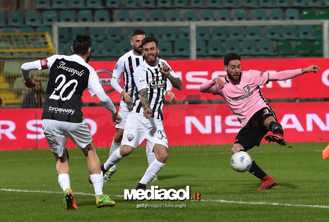  PALERMO, ITALY - FEBRUARY 27:  Andrea Rispoli of Palermo scores his team's third goal during the Serie B match between US Citta di Palermo and Ascoli Picchio on February 27, 2018 in Palermo, Italy.  (Photo by Tullio M. Puglia/Getty Images) 