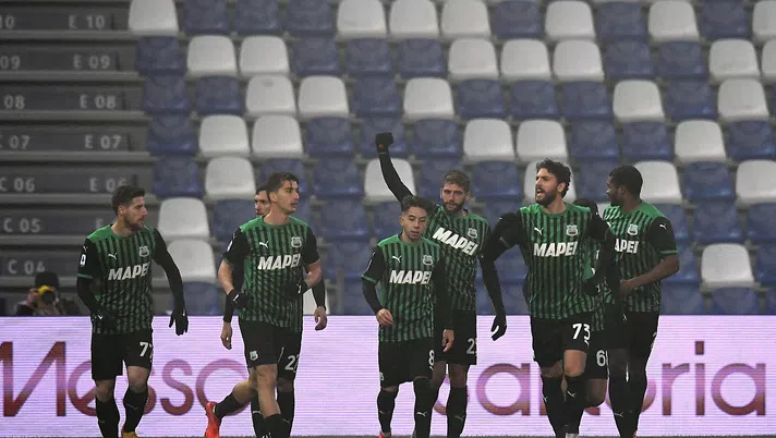 REGGIO NELL'EMILIA, ITALY - DECEMBER 11:  Domenico Berardi of US Sassuolo celebrates after scoring the opening goal during the Serie A match between US Sassuolo and Benevento Calcio at Mapei Stadium - Città del Tricolore on December 11, 2020 in Reggio nell'Emilia, Italy. (Photo by Alessandro Sabattini/Getty Images)