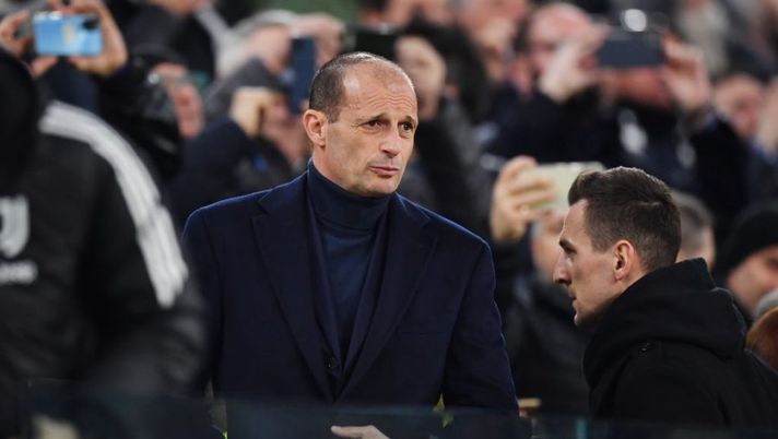 TURIN, ITALY - FEBRUARY 12: Massimiliano Allegri, Head Coach of Juventus, looks on prior to the Serie A match between Juventus and ACF Fiorentina at on February 12, 2023 in Turin, Italy. (Photo by Valerio Pennicino/Getty Images) Allegri: “Vlahovic non zoppicava, vi spiego il tridente! Rabiot dovrebbe arrabbiarsi per…” - immagine 1