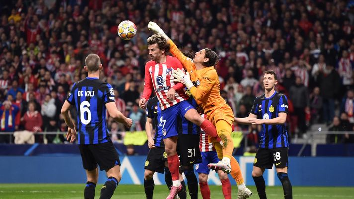 MADRID, SPAIN - MARCH 13: Yann Sommer of FC Internazionale punches the ball clear whilst under pressure from Antoine Griezmann of Atletico Madrid during the UEFA Champions League 2023/24 round of 16 second leg match between Atlético Madrid and FC Internazionale at Civitas Metropolitano Stadium on March 13, 2024 in Madrid, Spain. (Photo by Denis Doyle/Getty Images) Champions League, il Dortmund vola ai quarti. Inter eliminata ai rigori dall’Atletico - immagine 1