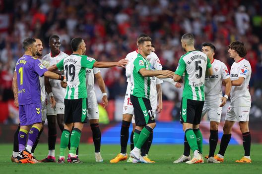 (Photo by Fran Santiago/Getty Images) Miranda, entrataccia nel derby: anche i tifosi del Betis condannano il loro giocatore…- immagine 2