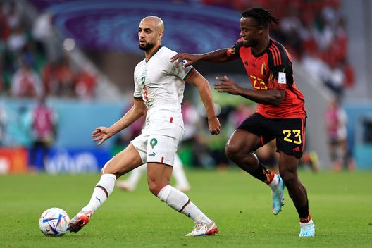 DOHA, QATAR - NOVEMBER 27: Sofyan Amrabat of Morocco controls the ball against Michy Batshuayi of Belgium during the FIFA World Cup Qatar 2022 Group F match between Belgium and Morocco at Al Thumama Stadium on November 27, 2022 in Doha, Qatar. (Photo by Buda Mendes/Getty Images) Marocco, la sorpresa del Mondiale: un sogno sulle spalle di Sofyan Amrabat- immagine 2