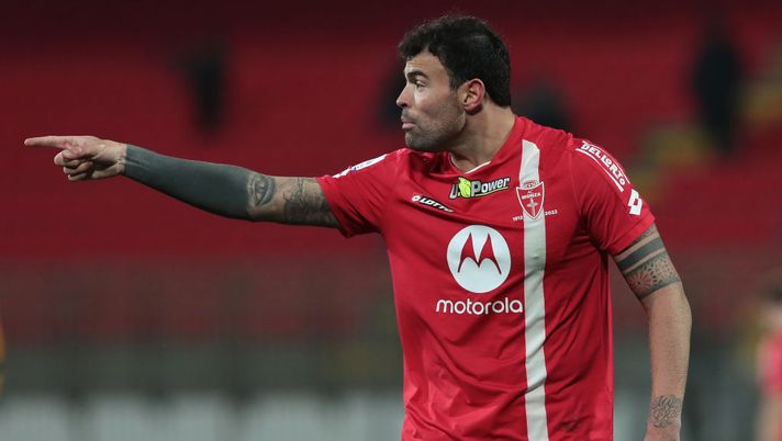 MONZA, ITALY - FEBRUARY 06: Andrea Petagna of Monza points during the Serie A match between AC Monza and UC Sampdoria at Stadio Brianteo on February 06, 2023 in Monza, Italy. (Photo by Emilio Andreoli/Getty Images) Petagna è pronto, torna Sensi e il ruolo di Pessina: tutto sulla formazione del Monza - immagine 1