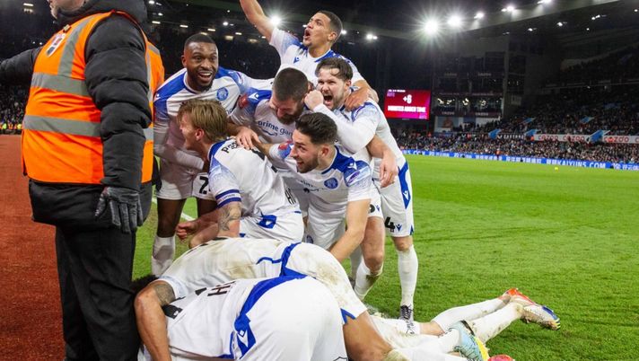 Lo Stevenage elimina l’Aston Villa e deride Coutinho: tweet “Bisogna toglierlo dalle tasche di Wildin” Lo Stevenage elimina l’Aston Villa e deride Coutinho: tweet “Bisogna toglierlo dalle tasche di Wildin” - immagine 1