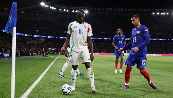 PARIS, FRANCE - SEPTEMBER 06: Moise Kean of Italy competes for the ball with Theo Hernandez of France during the UEFA Nations League 2024/25 League A Group A2 match between France and Italy at Parc des Princes stadium on September 06, 2024 in Paris, France. (Photo by Claudio Villa/Getty Images) Kean