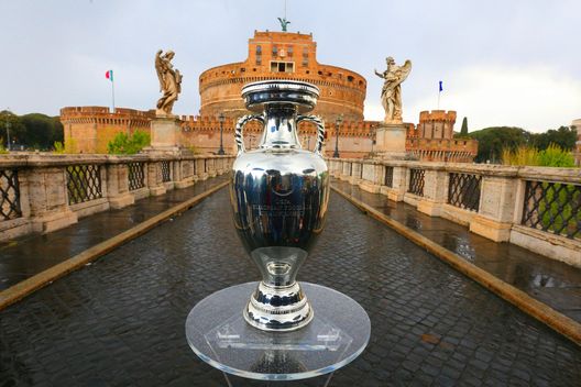 Il trofeo dell'Europeo di fronte a Castel Sant'Angelo Il trofeo dell'Europeo di fronte a Castel Sant'Angelo