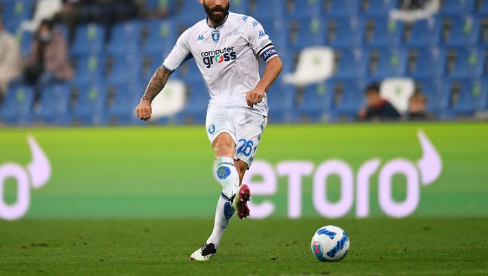 REGGIO NELL'EMILIA, ITALY - OCTOBER 31: Lorenzo Tonelli of Empoli FC in action during the Serie A match between US Sassuolo and Empoli FC at Mapei Stadium - Citta' del Tricolore on October 31, 2021 in Reggio nell'Emilia, Italy. (Photo by Alessandro Sabattini/Getty Images) Lazio News: Cercasi difensore disperatamente: il nome nuovo è Tonelli - immagine 1