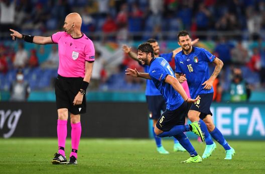 Manuel Locatelli esulta con i compagni dopo la doppietta alla Svizzera. Manuel Locatelli esulta con i compagni dopo la doppietta alla Svizzera.