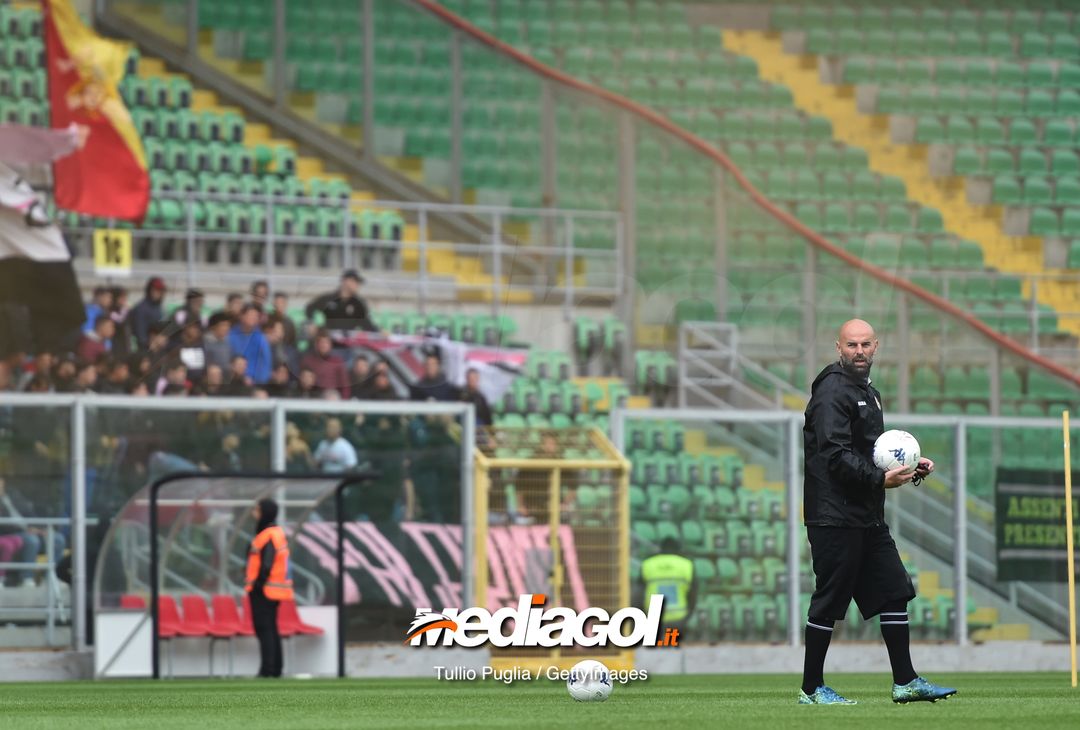  PALERMO, ITALY - MARCH 28: Head coach Roberto Stellone of Palermo leads a training session at Stadio Renzo Barbera on March 28, 2019 in Palermo, Italy. (Photo by Tullio M. Puglia/Getty Images) 